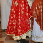 prêtres-avec-la-soutane-dans-l-église-pendant-la-masse-sainte-65750072