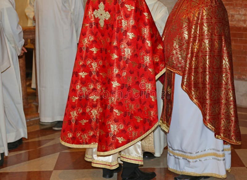 prêtres-avec-la-soutane-dans-l-église-pendant-la-masse-sainte-65750072