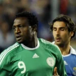 L-attaquant-des-Super-Eagles-Michael-Eneramo-face-a-Julien-Escude-lors-de-France-Nigeria-le-2-juin-2009-a-Saint-Etienne-2275863