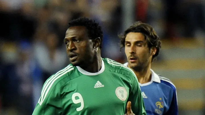 L-attaquant-des-Super-Eagles-Michael-Eneramo-face-a-Julien-Escude-lors-de-France-Nigeria-le-2-juin-2009-a-Saint-Etienne-2275863