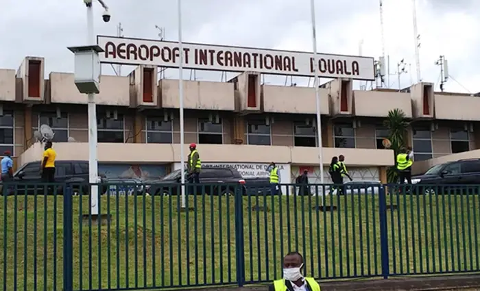 Facade-de-lAeroport-de-Douala